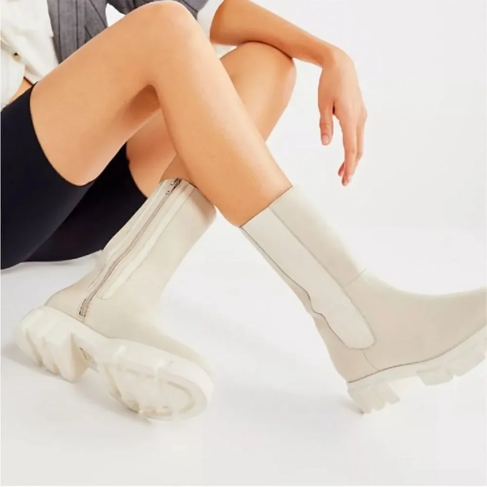Free People Brooks Leather Chelsea Boot size 40EU ivory